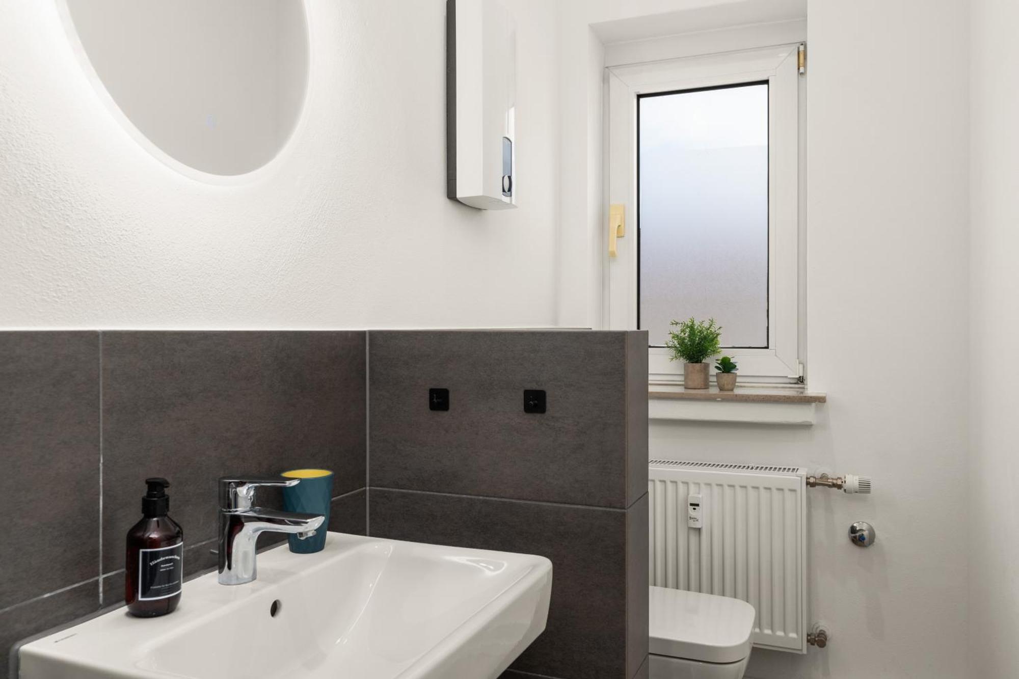 Homely-Apartment Manhattanart, Zentral, Parkplatz, Billard,Ps4, Dart, Balkon Билефельд Экстерьер фото